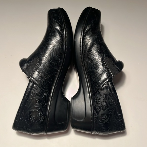 Yuu black tooled slip on shoes, excellent used custom, size 8M - Picture 4 of 5